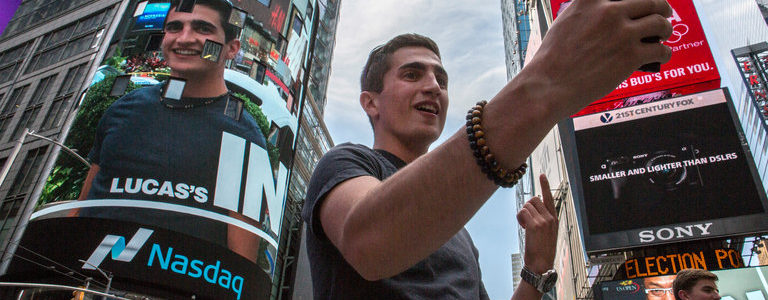 U.S. Open Draws Crowds to Times Square With Promise of Mega-Selfies
